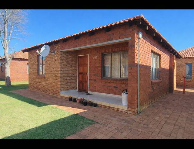 3 BEDROOM TOWNHOUSE FOR SALE IN PROTEA GLEN